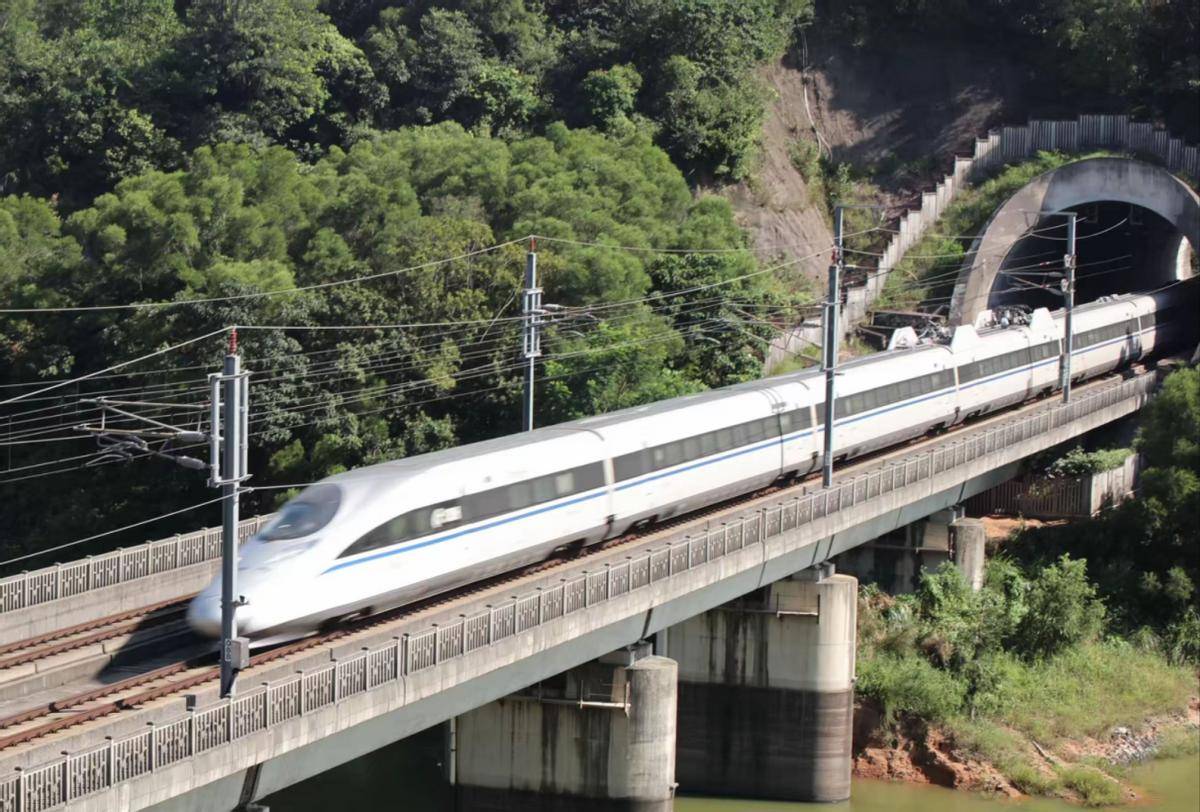 中国将研发"不停站高铁",到站也不停,照样上下车,如何实现?