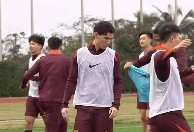 伊万决策引发热议：侯永永落选背后的中国男足现状