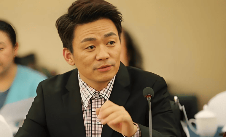 43岁王宝强送走马蓉又遇冯清,可怜的老实人,终究逃不过"女人坑"!