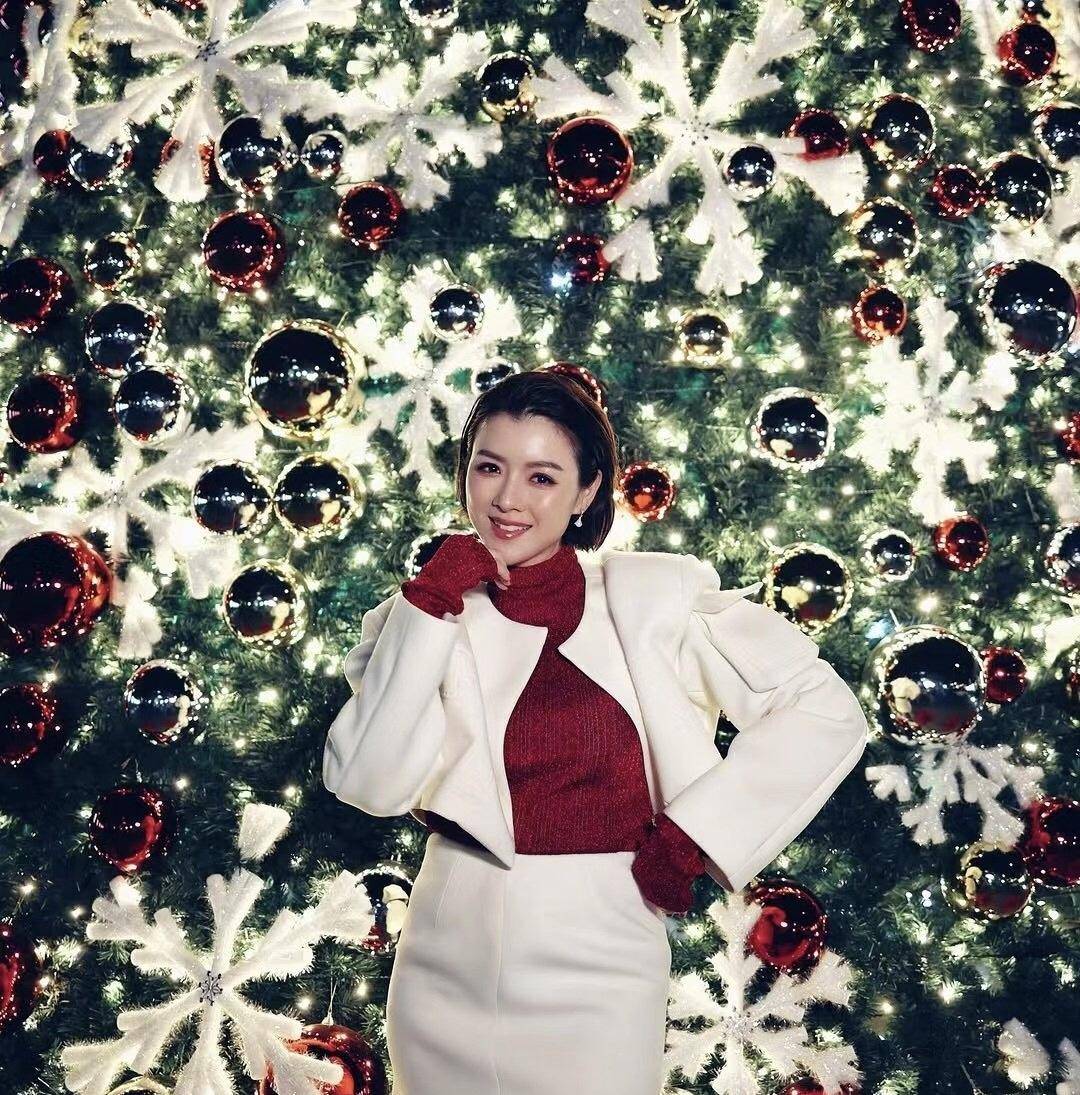 怀孕传闻不攻自破tvb视帝妻子晒完美身材,上围澎湃太吸睛_陈茵_陈豪