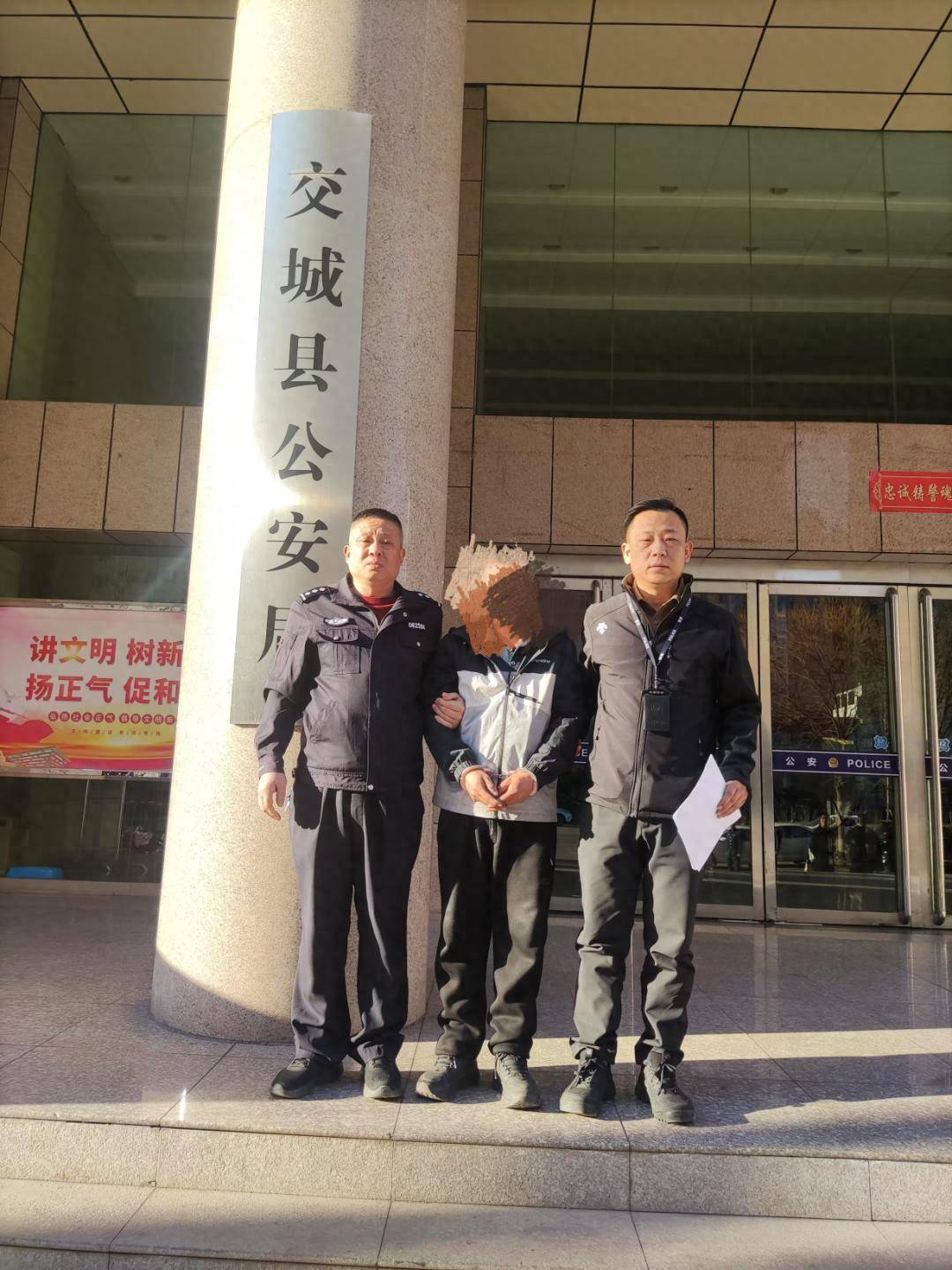 交城逃犯回乡躲藏民警温情劝投解心结