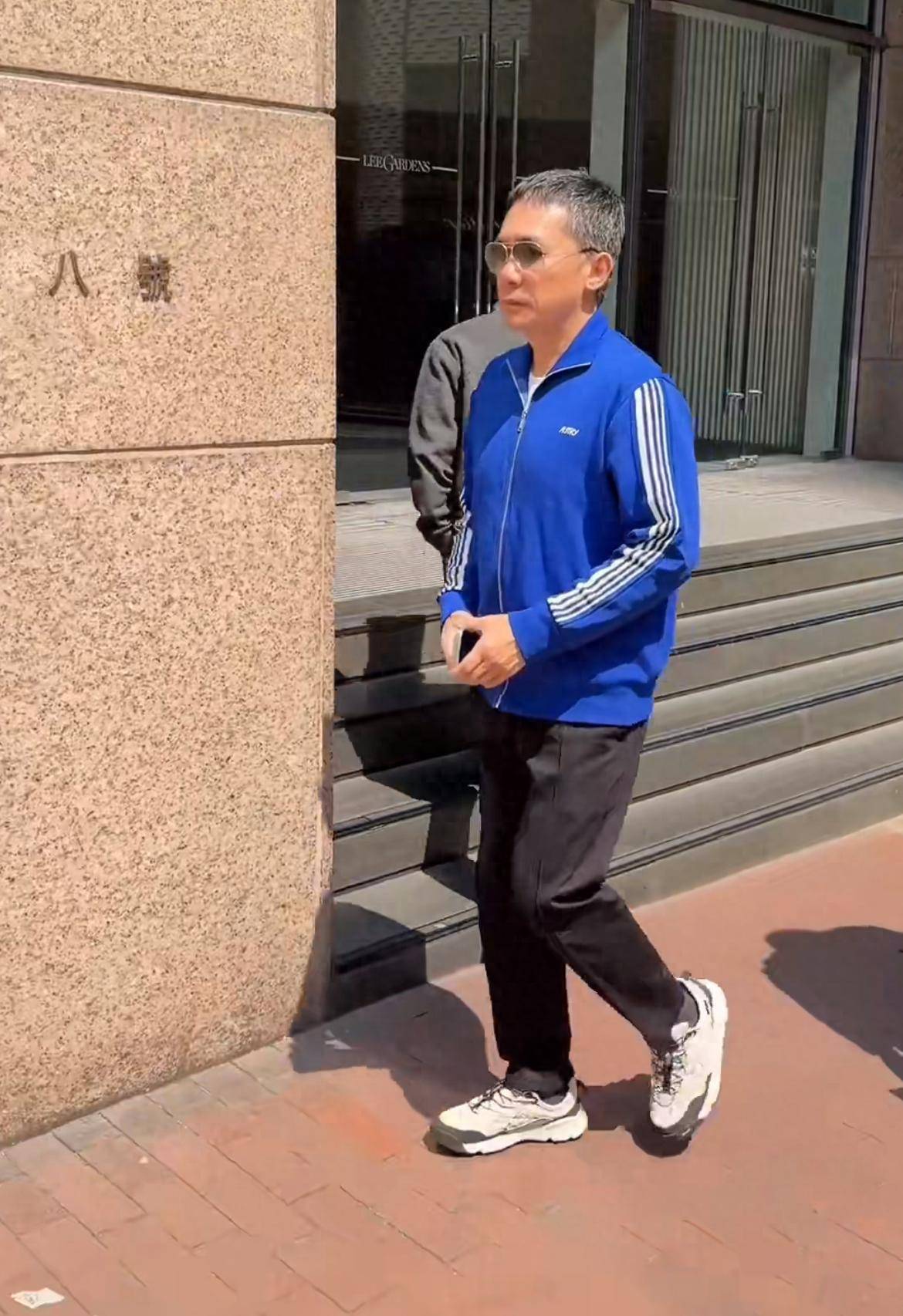 梁朝伟被偶遇独自逛铜锣湾珠宝店头发花白戴着墨镜社恐又低调
