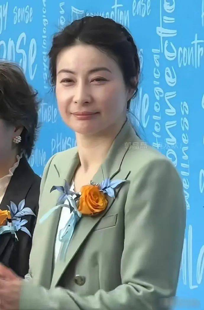 郭晶晶南沙剪彩活动亮相，简约穿搭展现豪门清流风范