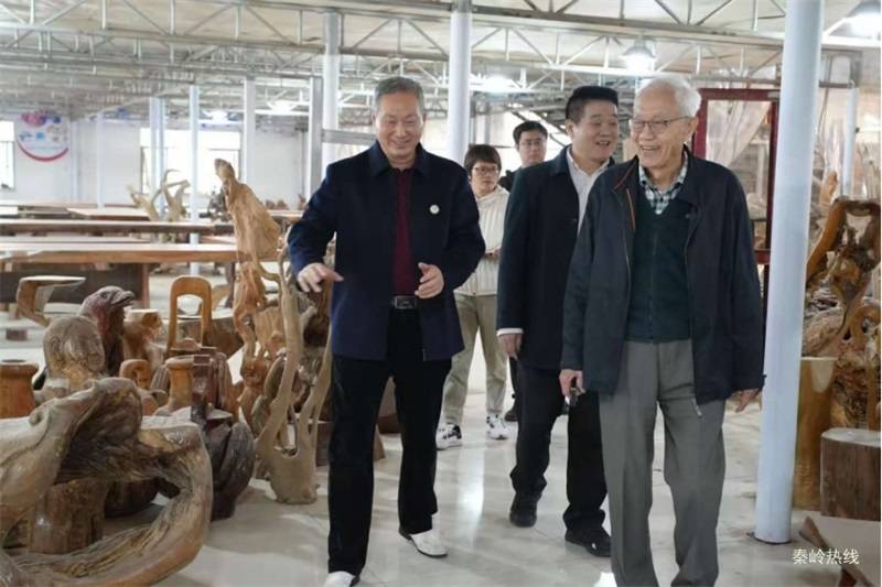 李振潜考察中国东盟文化艺术品中心,强调工艺技术惠及乡村