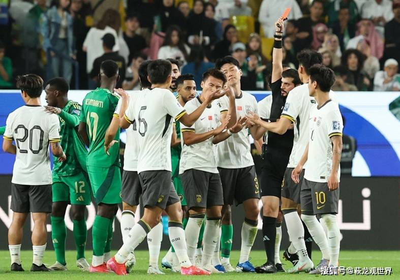 林良铭红牌背后：国足心理乱象与教练责任探讨 客场0-1负沙特，国足小组垫底，徐江直播间谈比赛玄机