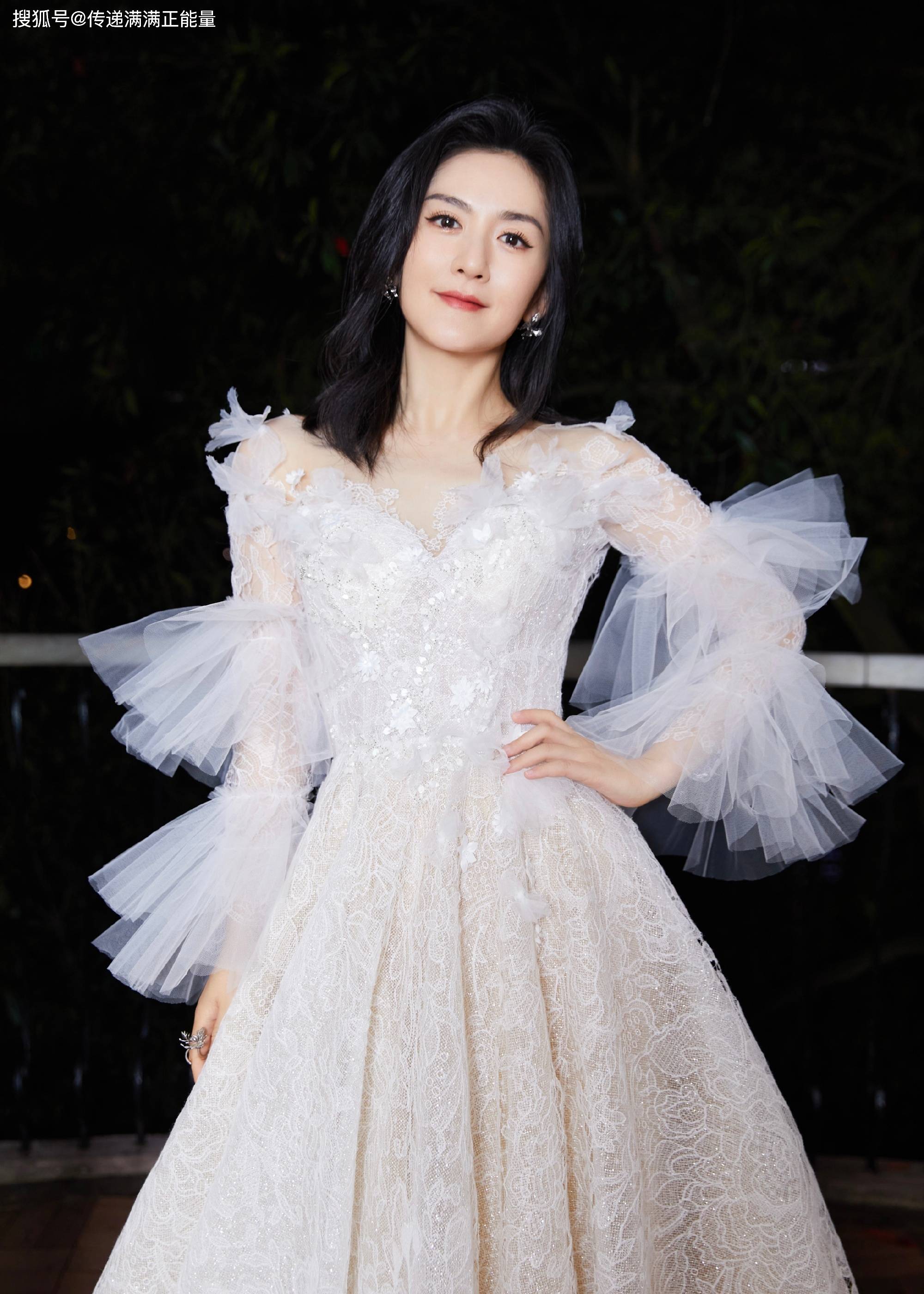 海边棉花糖惊艳亮相,谢娜穿白纱裙美成仙女,少女般的活力与朝气