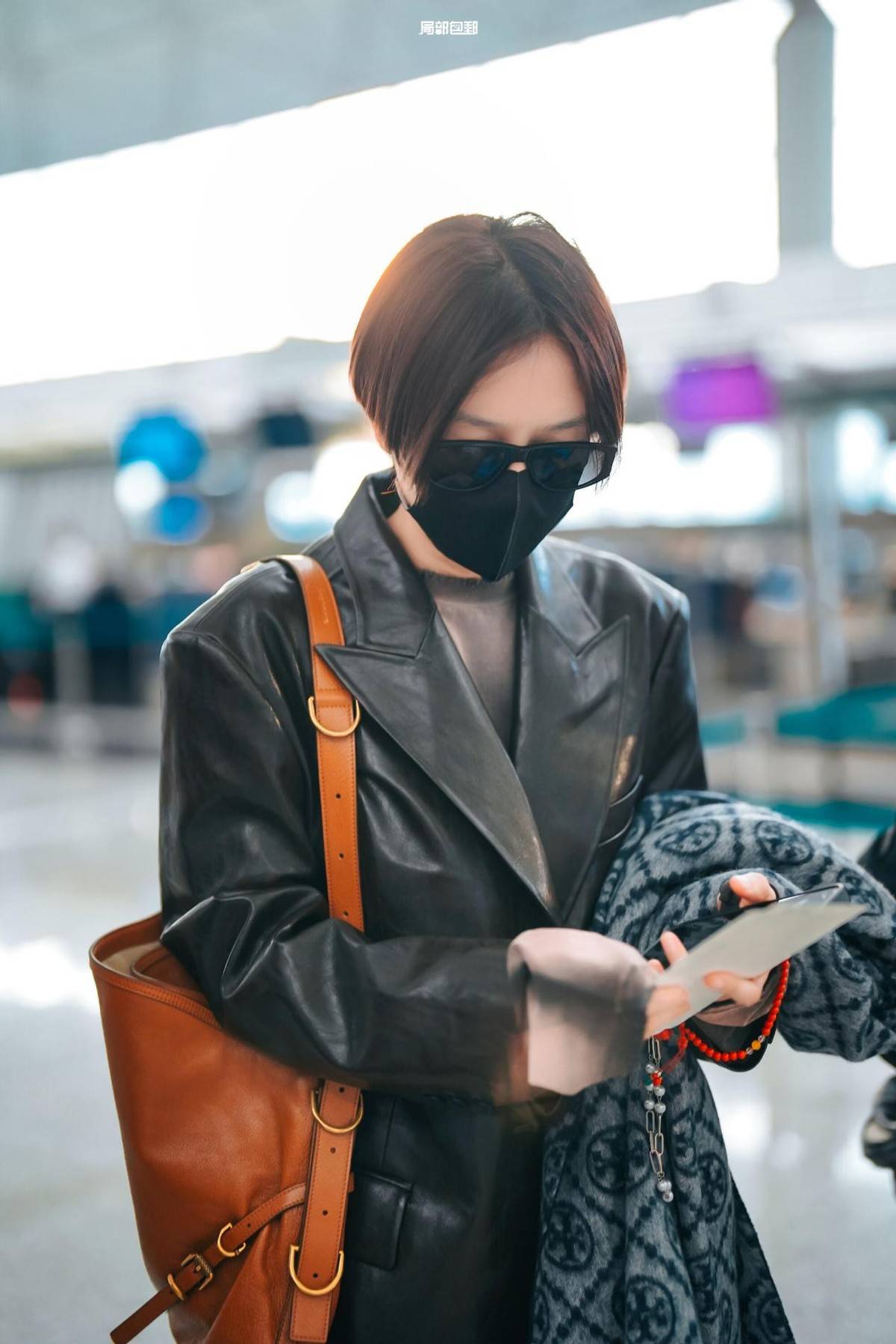 秦岚剪了短发带火了机场穿搭!45岁穿皮衣 短裤,戴墨镜像女王!