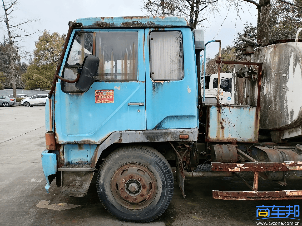 平头带卧铺的驾驶室驾驶室的内布局解放六平柴采用了两幅方向盘,方向