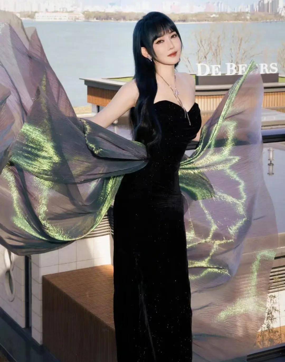 41岁萨顶顶现代装惊艳全场民族歌手转型引发美被低估热议