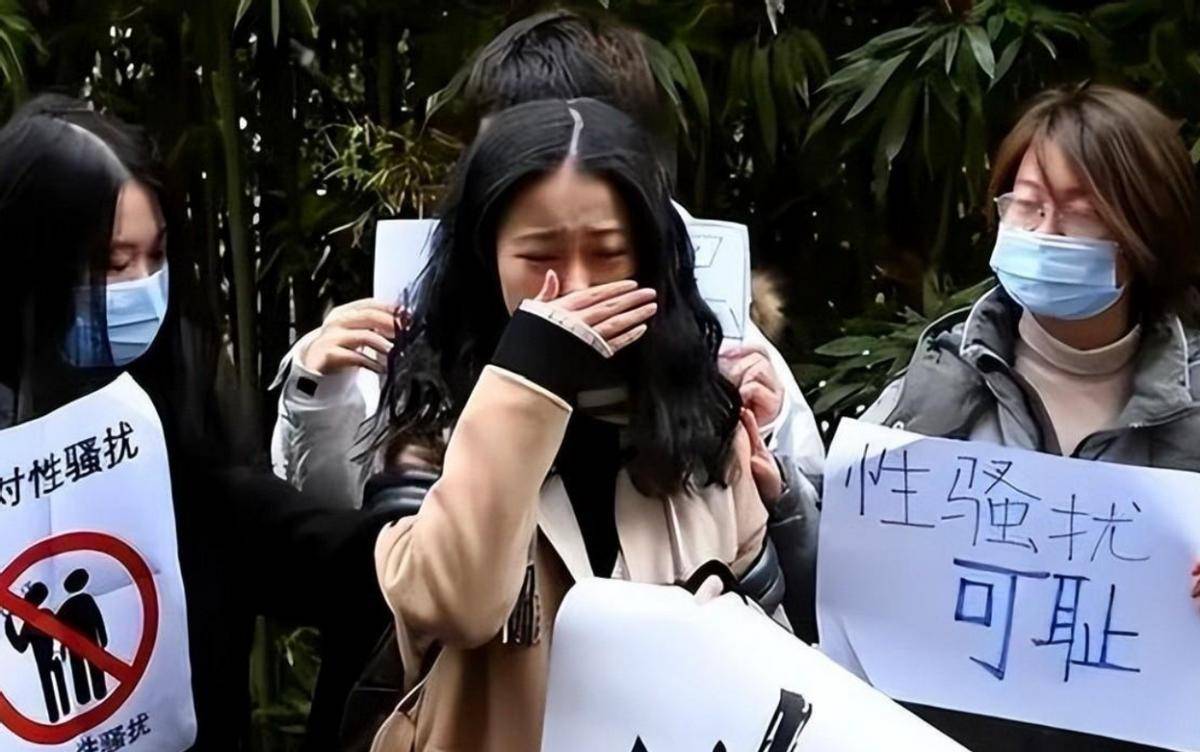 **时间线矛盾**:弦子称事件持续四十分钟,但化妆间作为公共区域,长