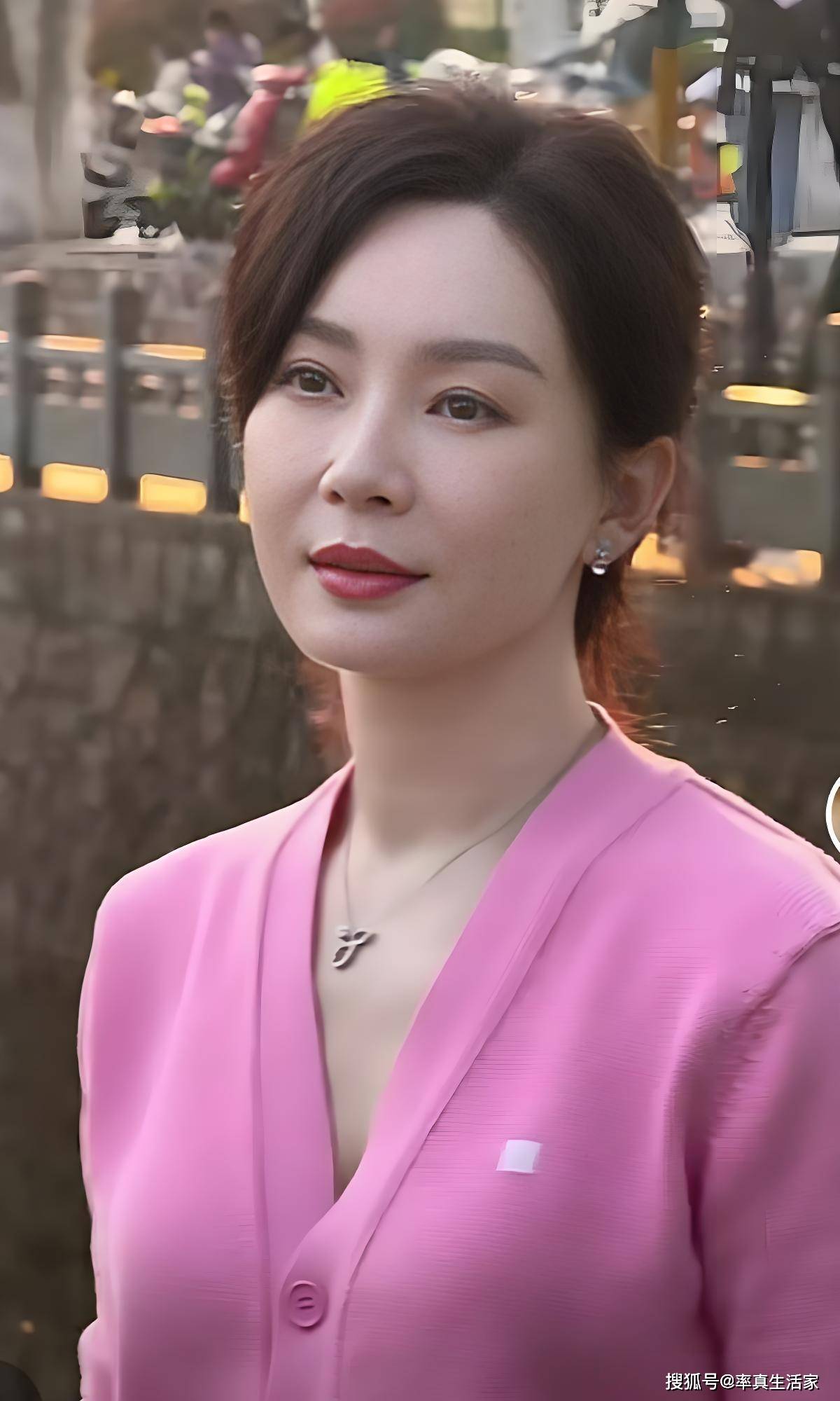 陈数现身武汉大学赏樱花,粉色毛衣配雪白肌肤,樱花树下美成少女