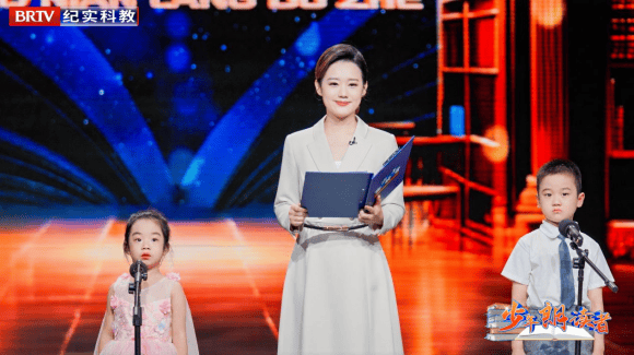 八岁女孩何诗垚，外文素养活动屡获佳绩！，何诗垚：在演讲思辨舞台绽放光芒
