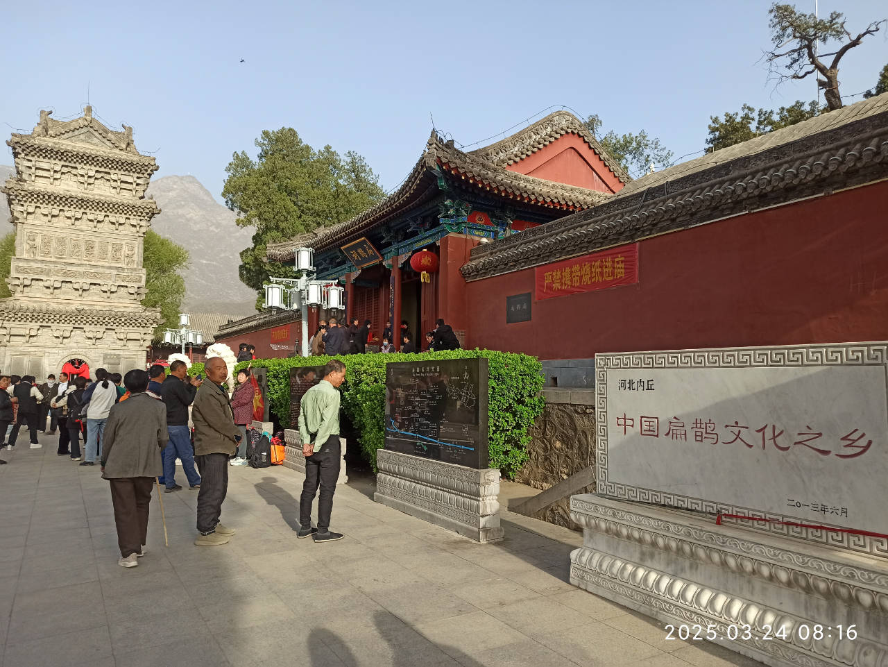 走在神头村的街道上,只见行人纷纷,熙熙攘攘,各式