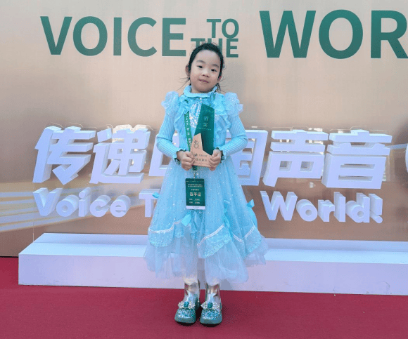 八岁女孩何诗垚，外文素养活动屡获佳绩！，何诗垚：在演讲思辨舞台绽放光芒