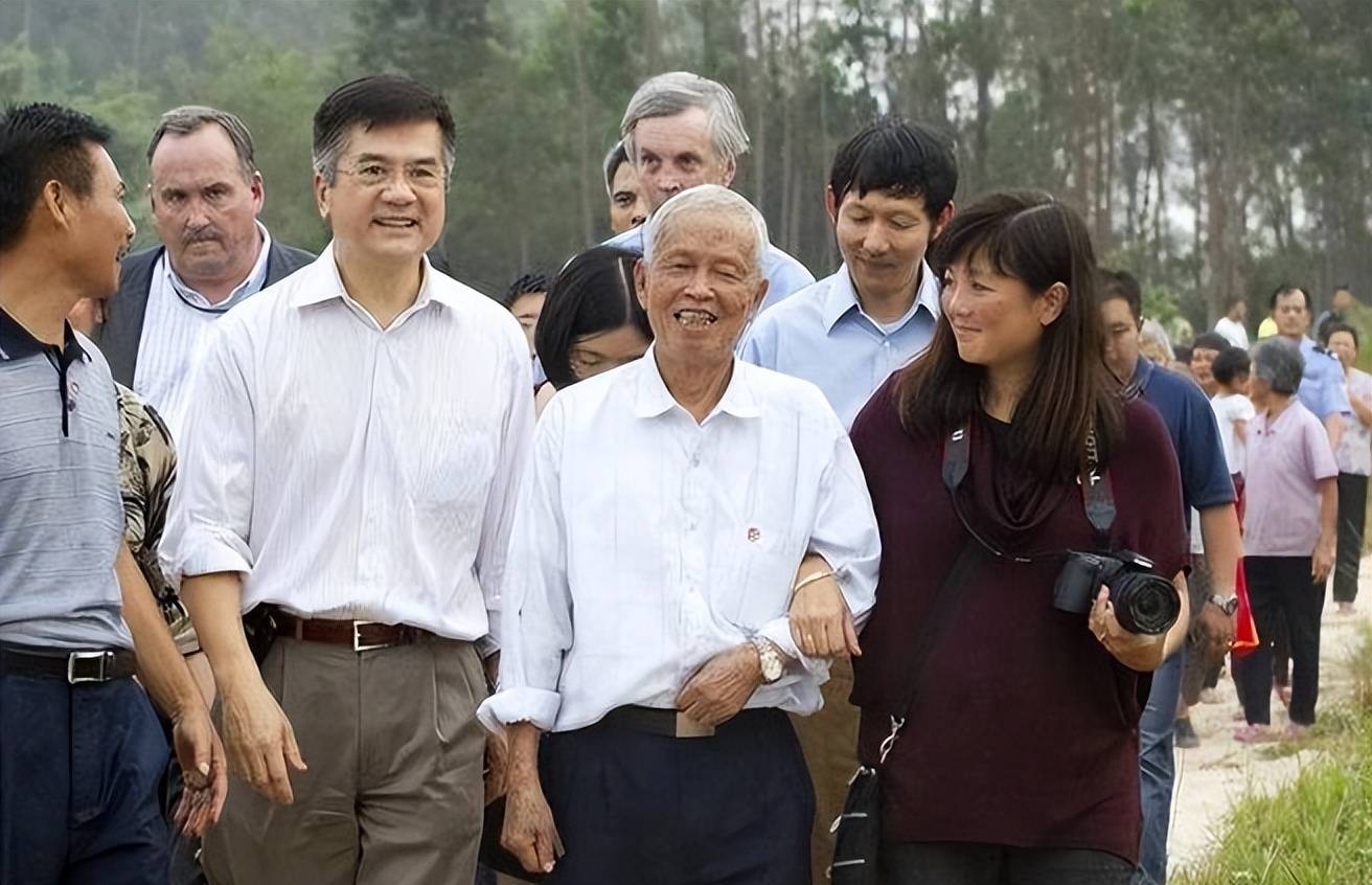 曾经打压华为最狠的"华裔"骆家辉,卸任美国部长后,现状如何?