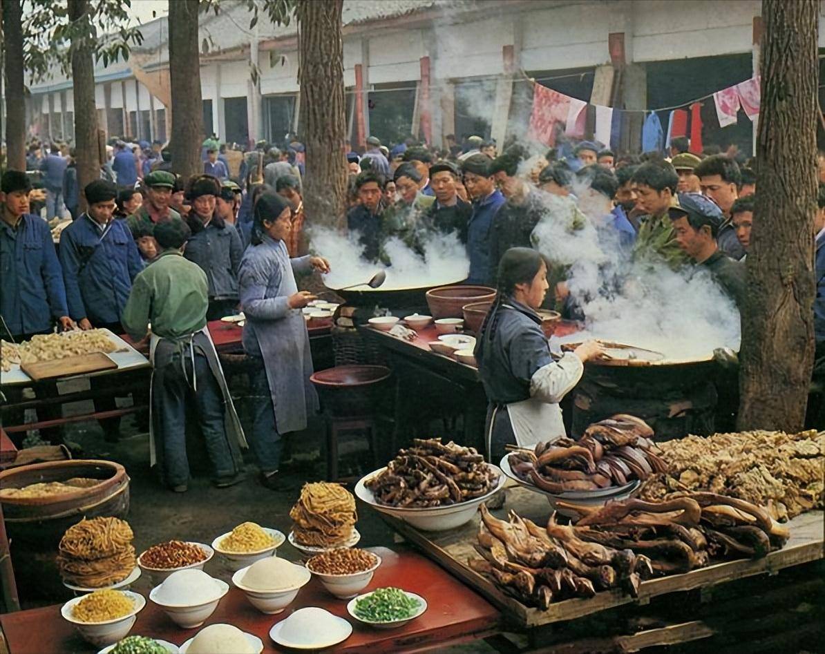原创60年代吃糠咽菜70年代粗粮充饥80年代勉强温饱现在吃什么
