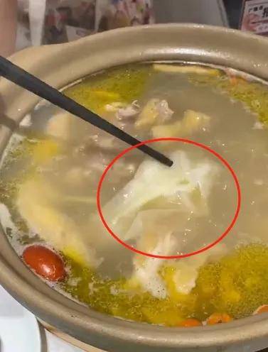 “广御点”汤锅现纸巾，店家顾客各执一词引争议 广御点就餐惊现纸巾，消费者维权起纷争