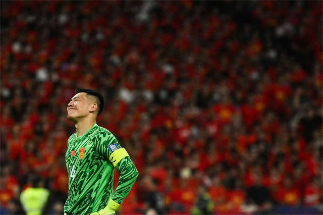国足0 - 2输球后，投诉闹剧难掩出线困境 国足0 - 2惨败后球迷闹剧：投诉风波能否扭转乾坤？