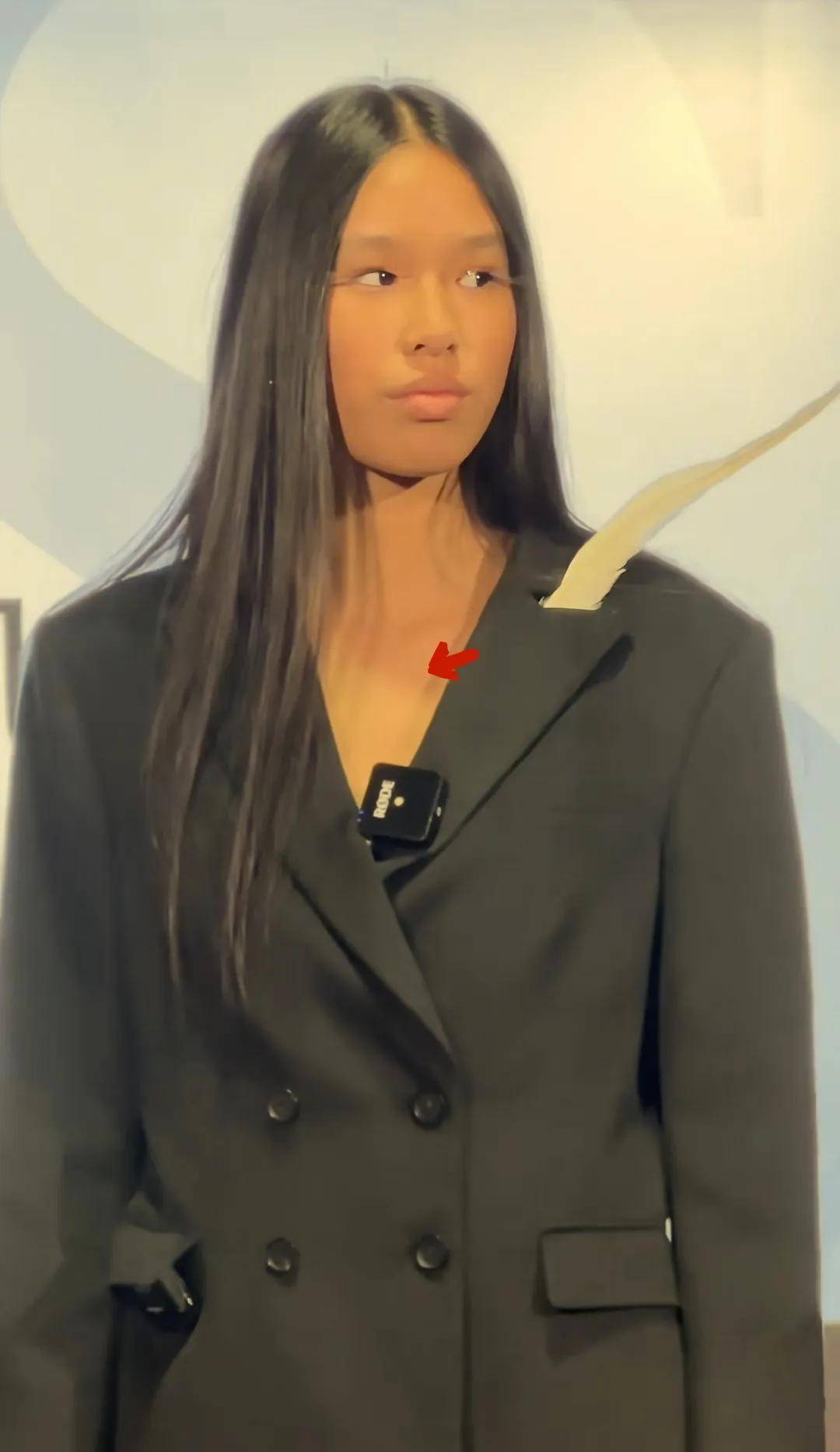 张庭女儿林家菱首登秀台,混血气质引关注,自信回应外貌争议?