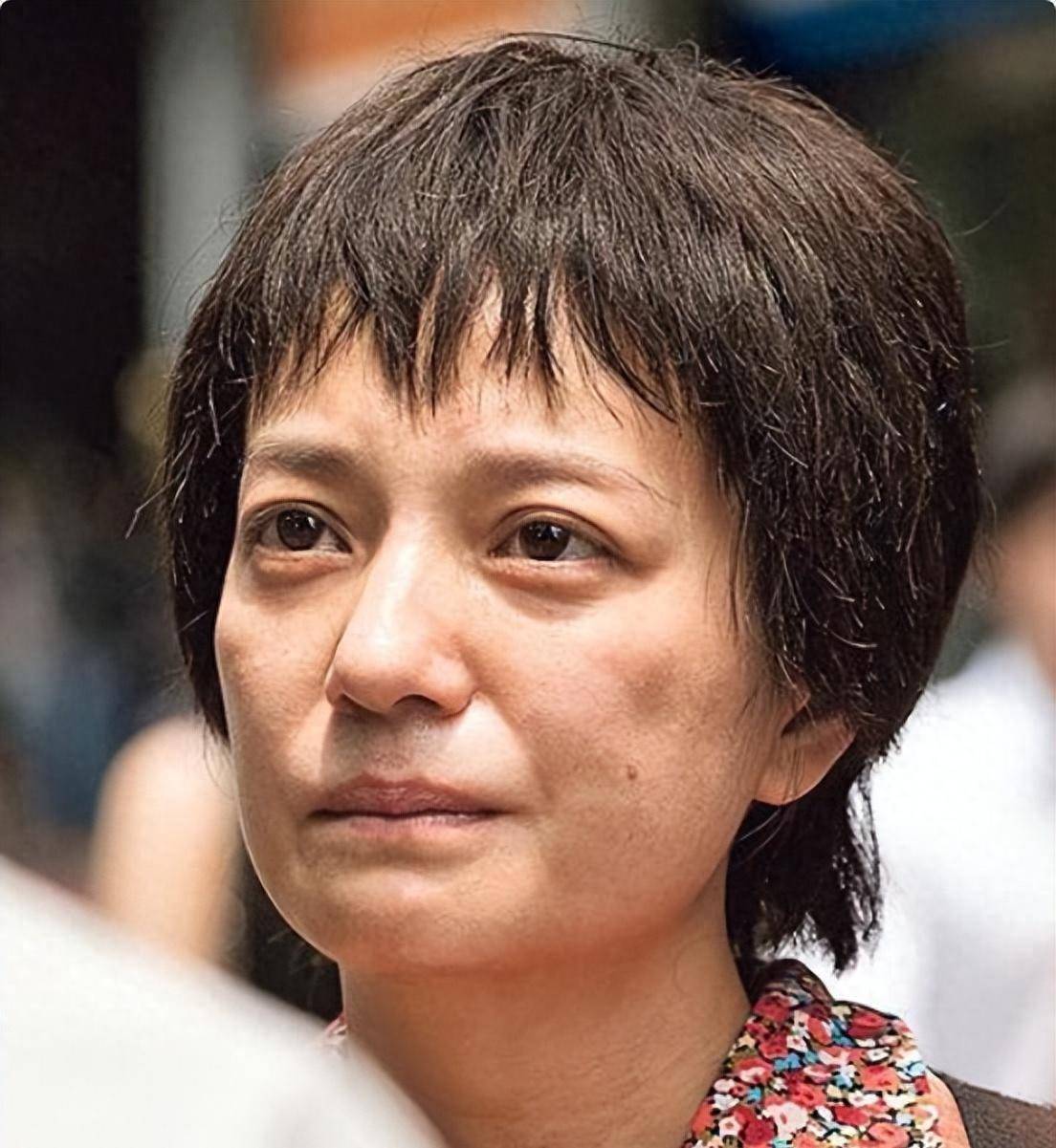 翻身无望49岁赵薇再曝近况事业失利婚姻破裂换发型难掩憔悴
