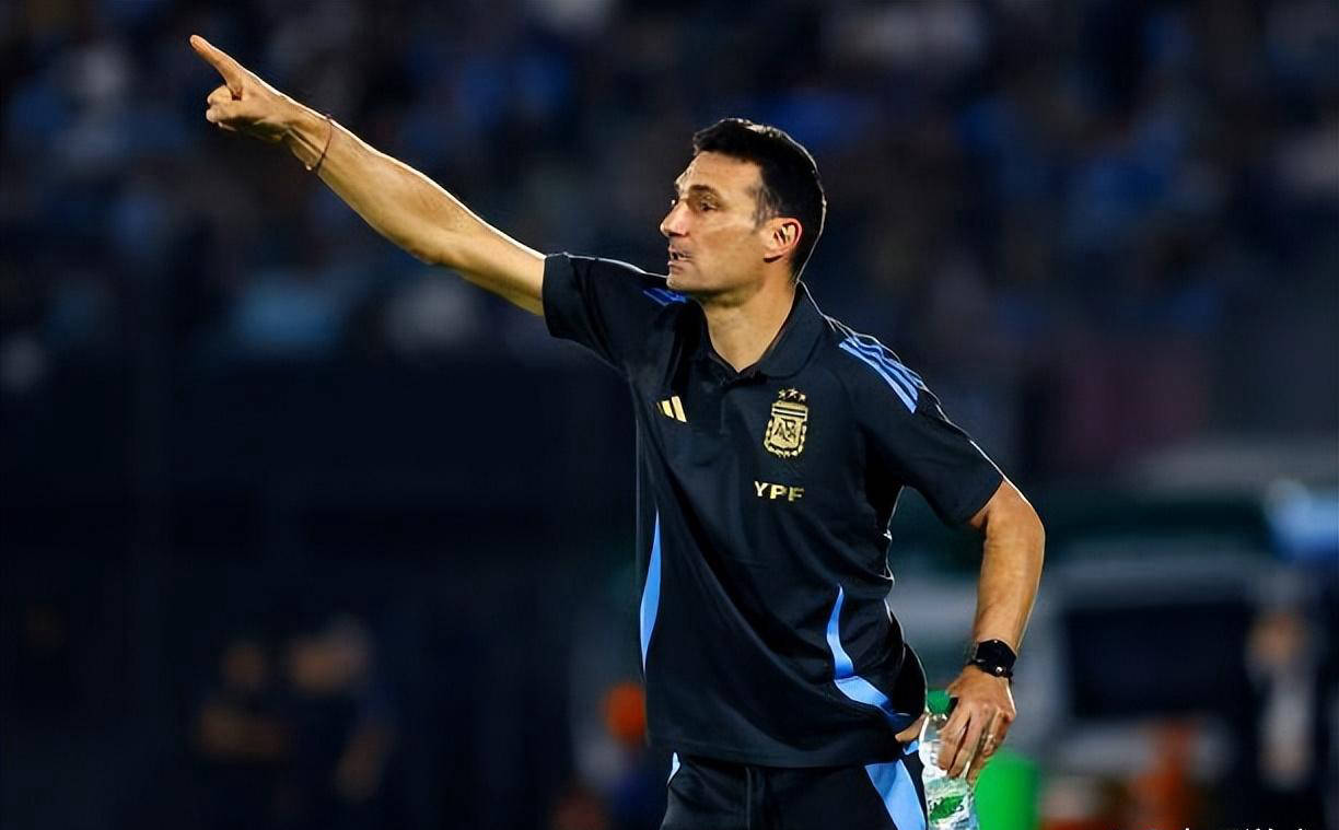 斯卡洛尼的高风度!让拉菲尼亚感到羞愧,获得足球界的赞许