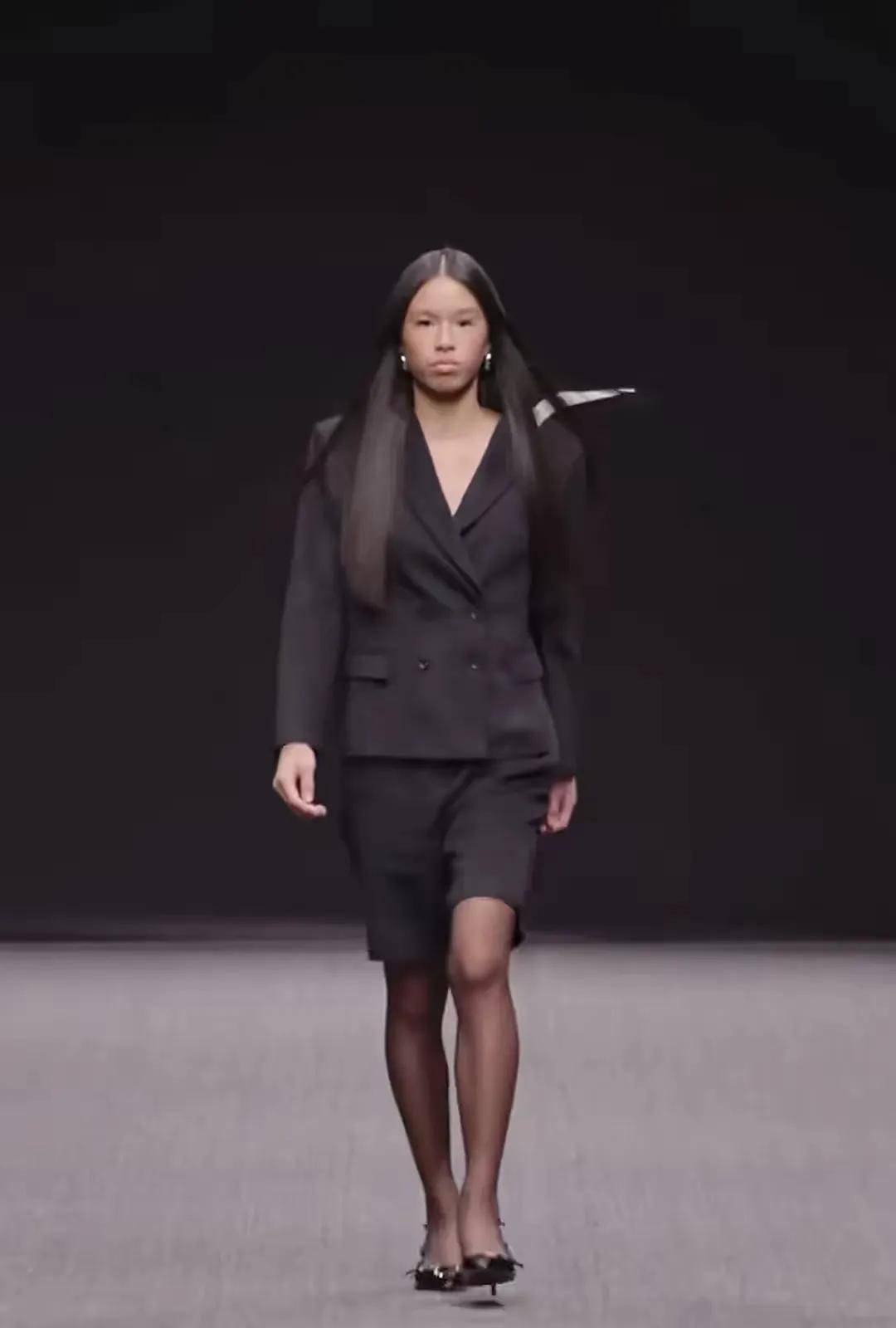 张庭女儿时装周走秀,台风稳健下巴像妈!网友:有混血黑美人气质