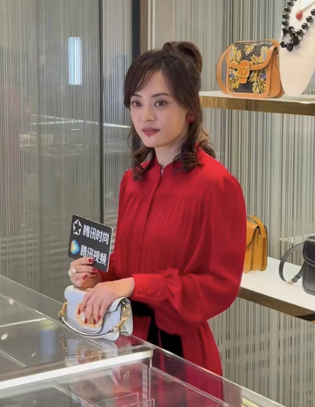 孙俪换了发型堪比整容换头穿大红裙扎高马尾42岁美似20岁