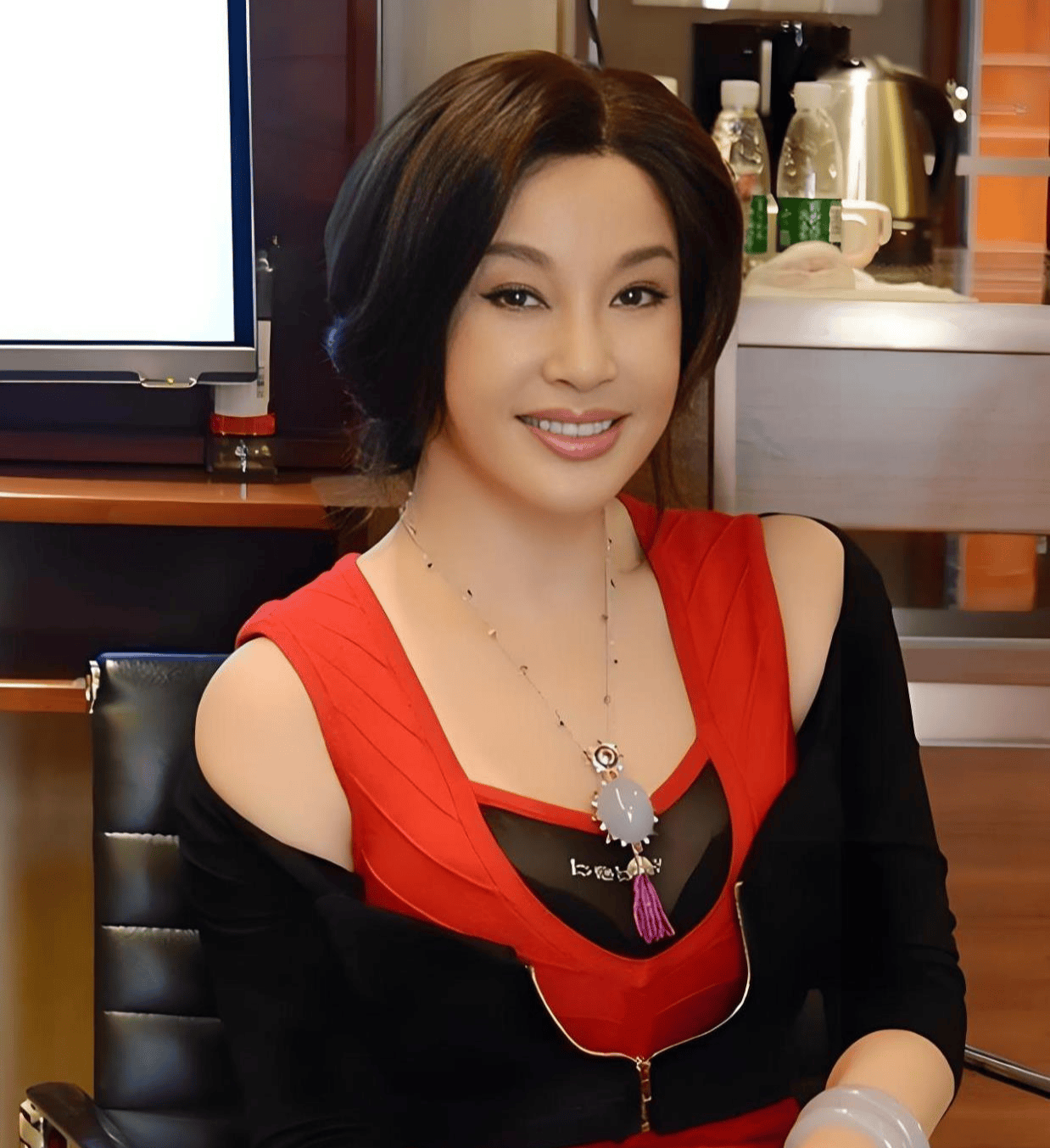 原创74岁刘晓庆扮嫩出新招油画卷发型配粉衣状态直追48岁