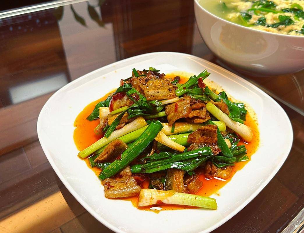 蒜苗回锅肉:脂香蒜韵间的川味传奇