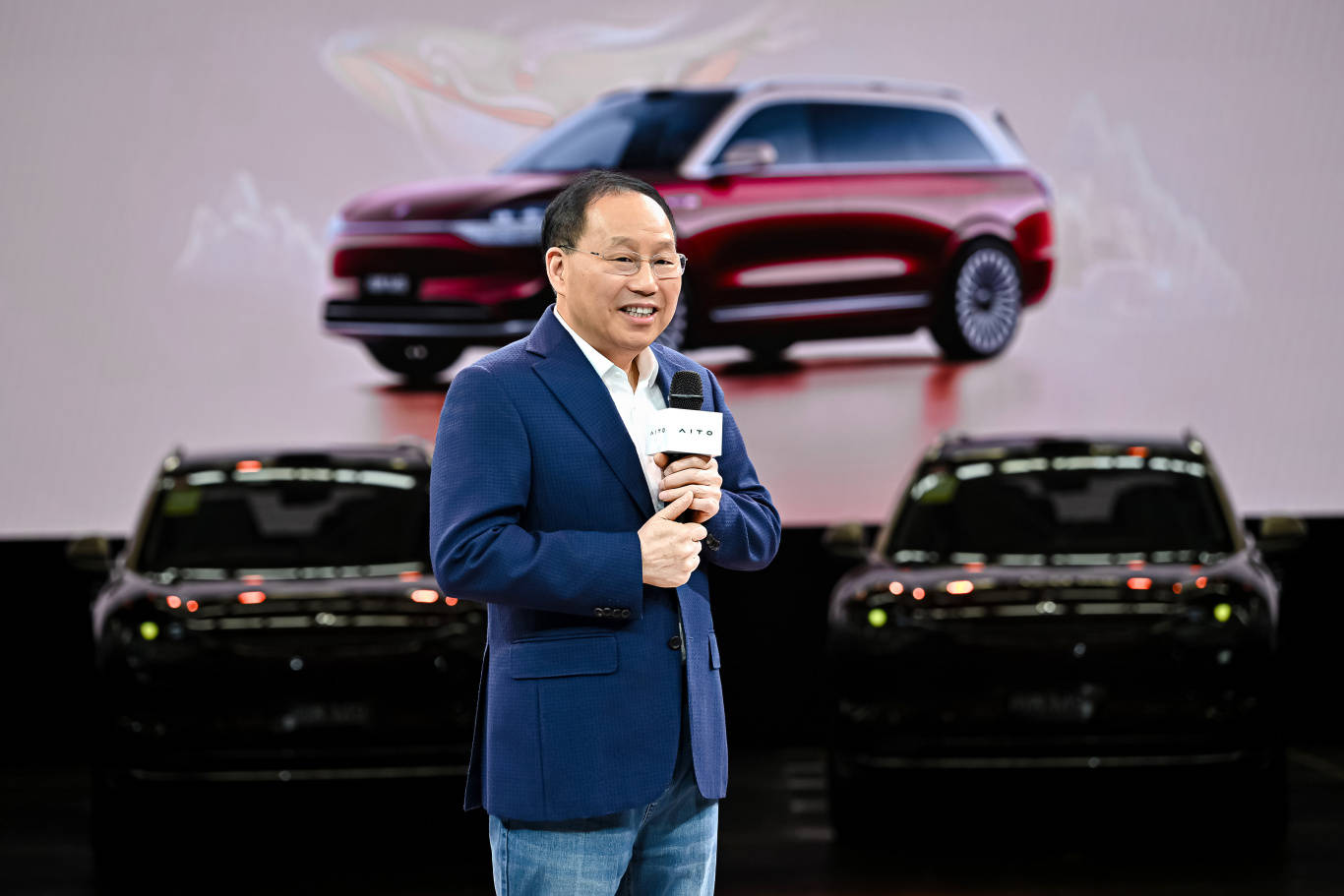 问界M8正式开启全国交付 赛力斯张兴海为首批用户交车