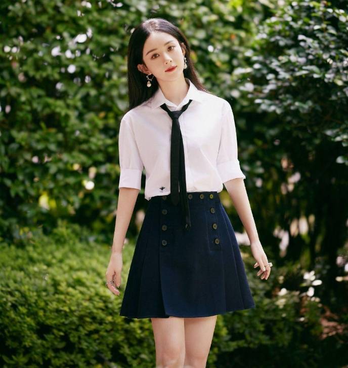 赵丽颖玩出校园风新高度,青色短裙搭配白色短袖衬衣分外清纯!