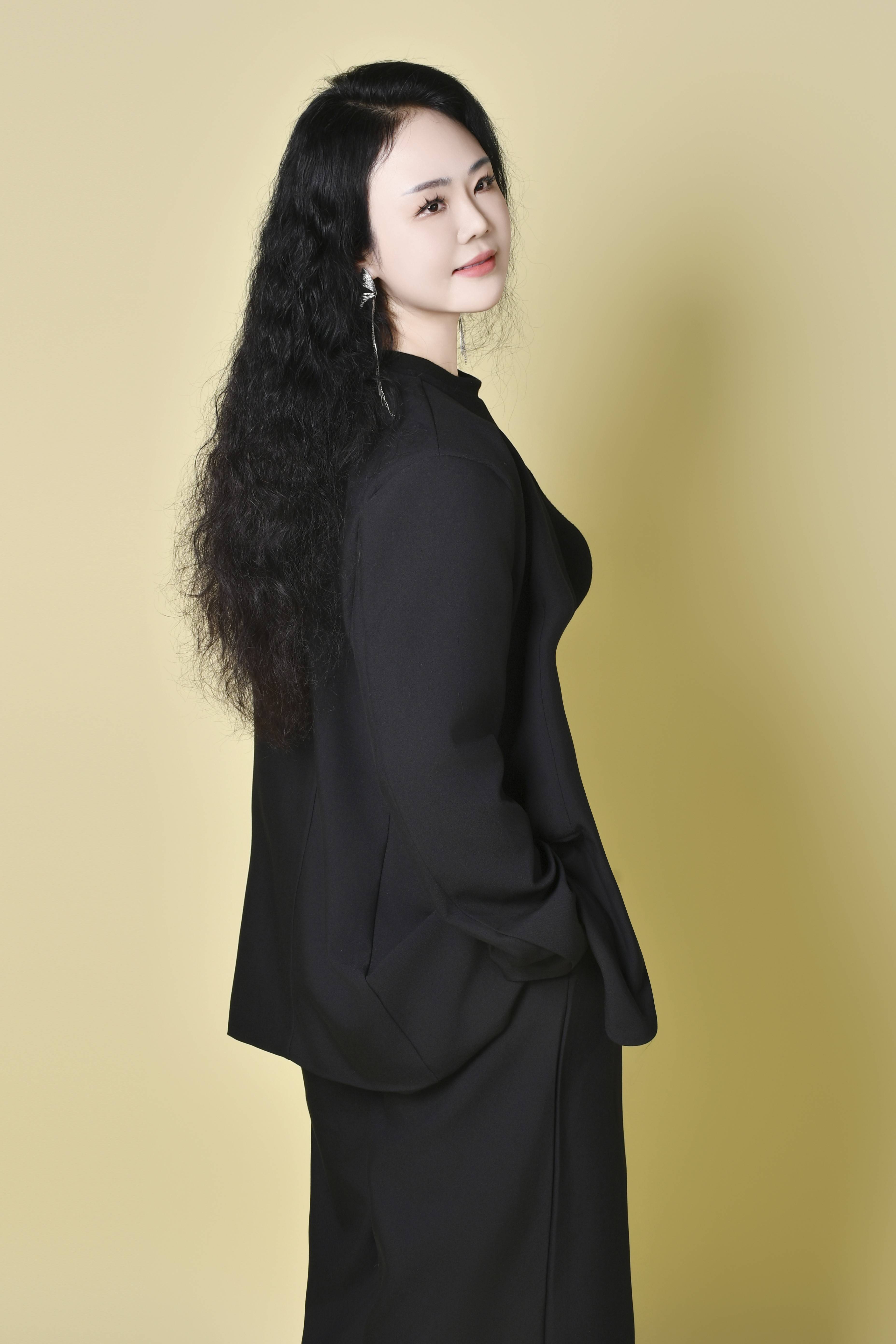 王丽——以温婉之姿,绘时尚画卷