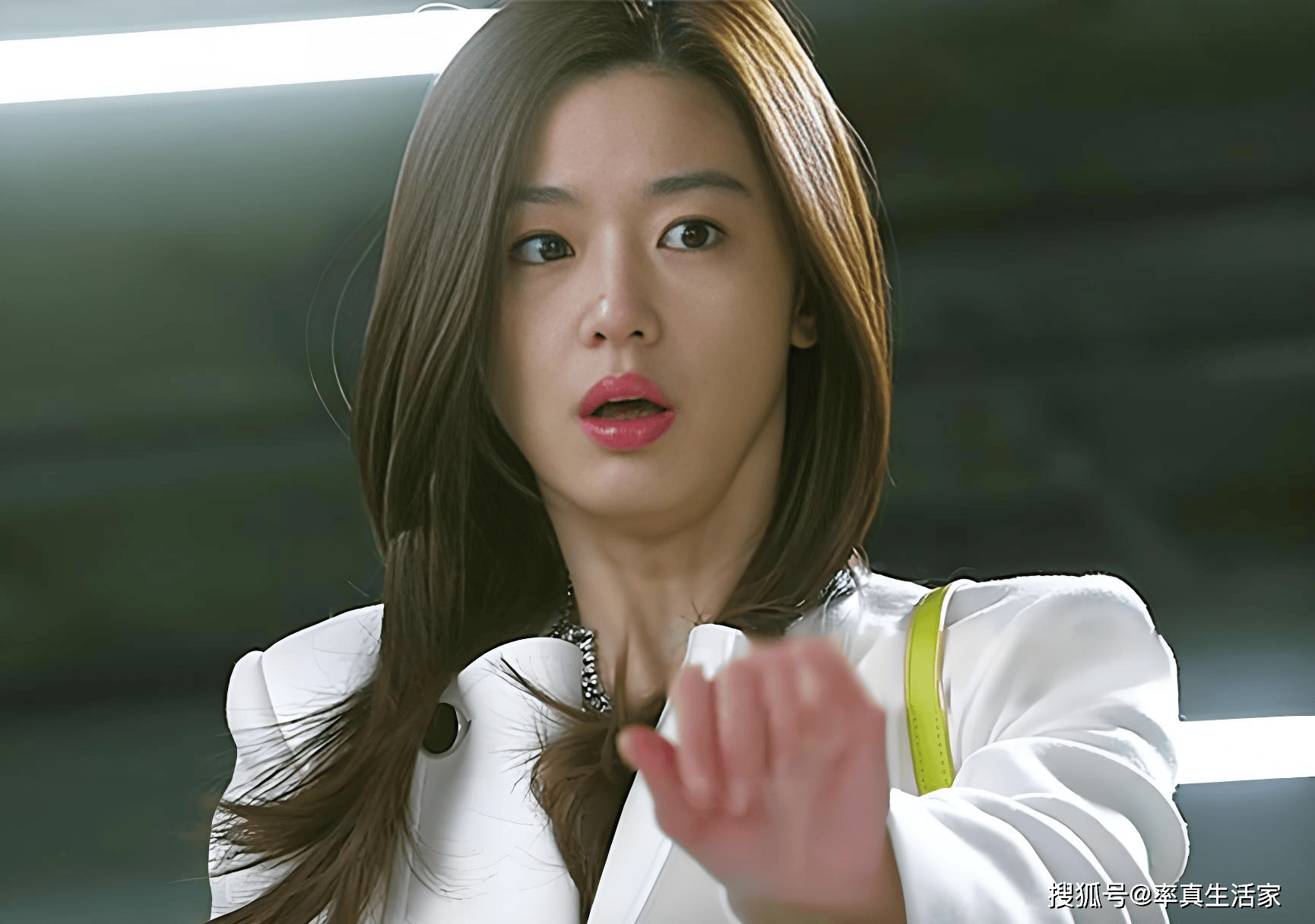 全智贤一身粉色礼服亮相,浑身一点赘肉都没有,双臂肌肉线条明显