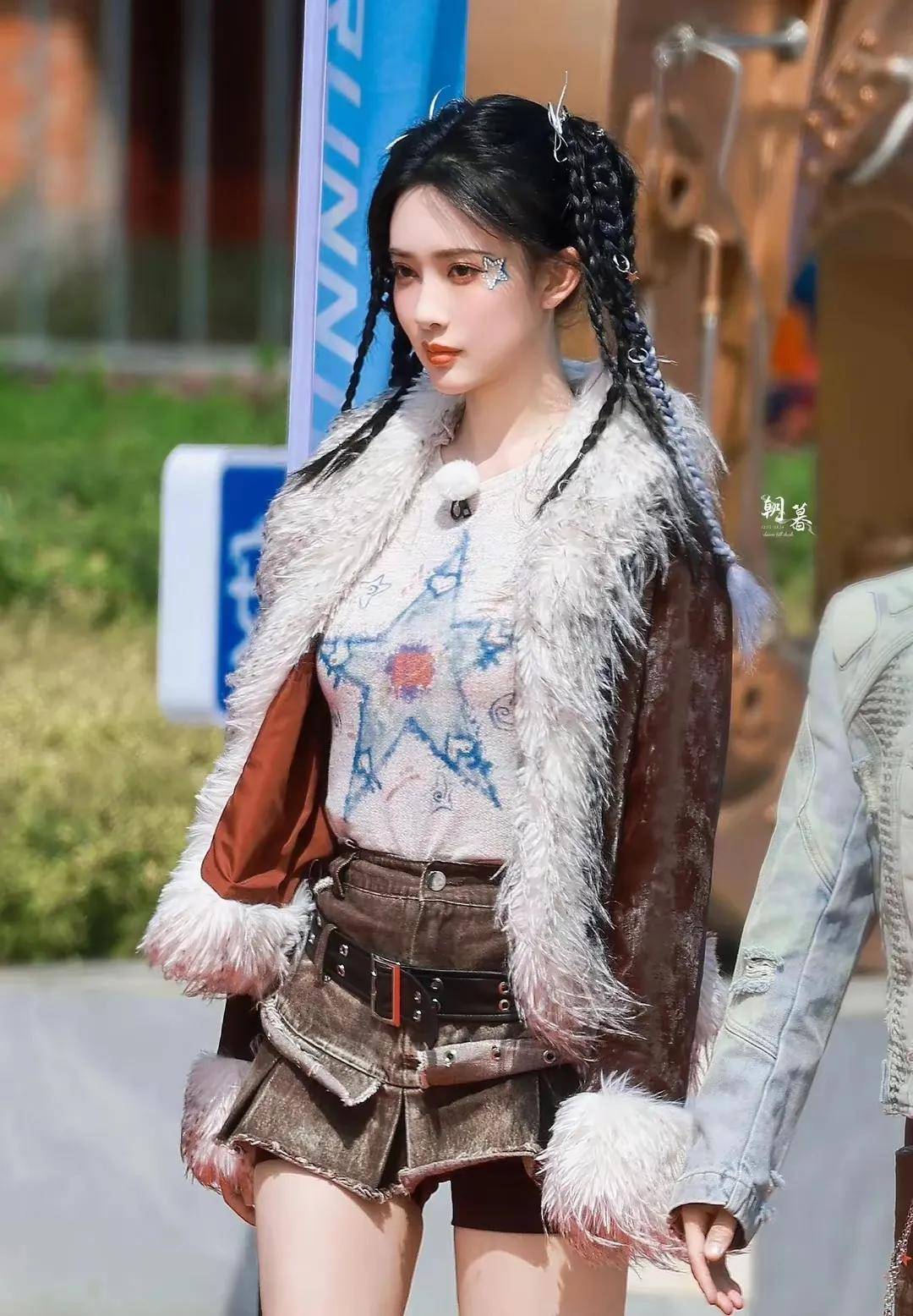 孟子义武汉综艺路透爆火!双马尾短裙造型甜辣破圈