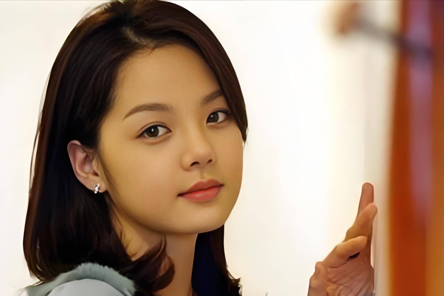 如果我们看看年轻时的秋瓷炫与蔡琳的差别,便能明白这一点