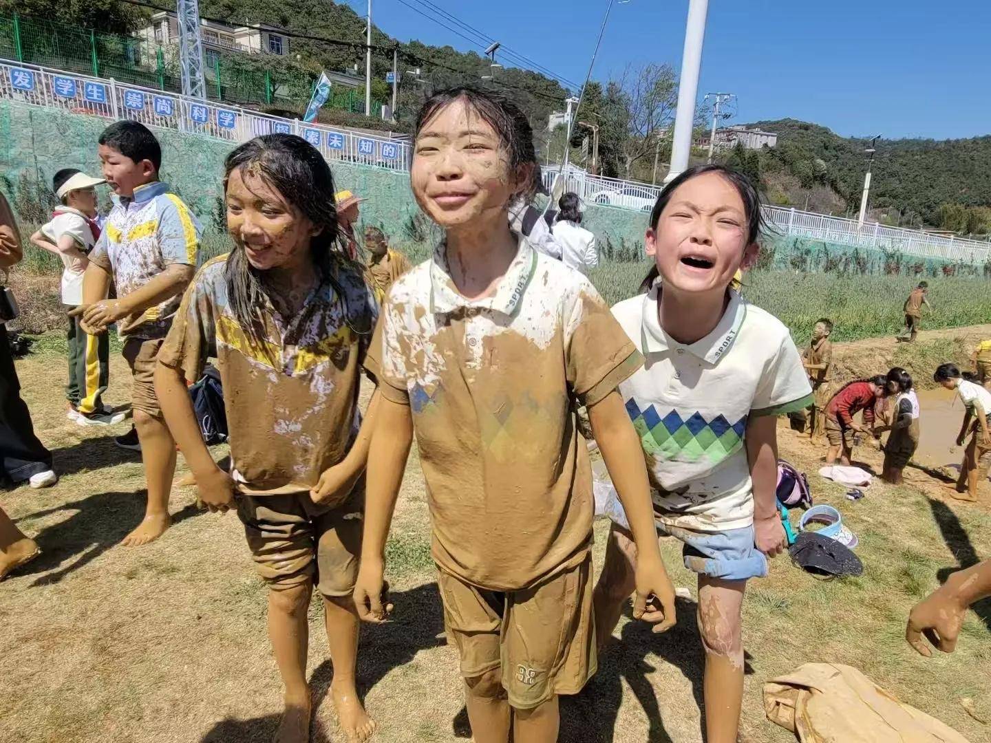 云南曲靖学生走进稻田春游乐无边 摸鱼戏水玩泥演绎无忧童年惹人羡