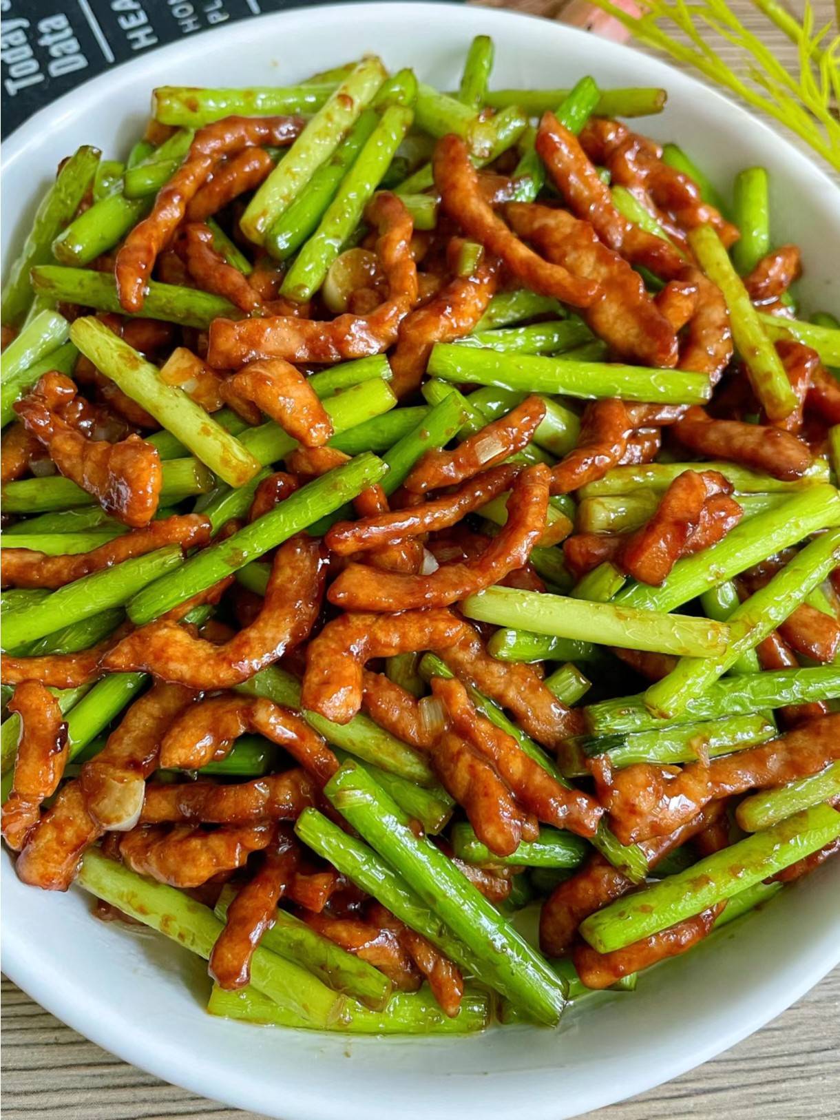 馋哭了!这道蒜苔炒肉丝,我能炫三碗米饭