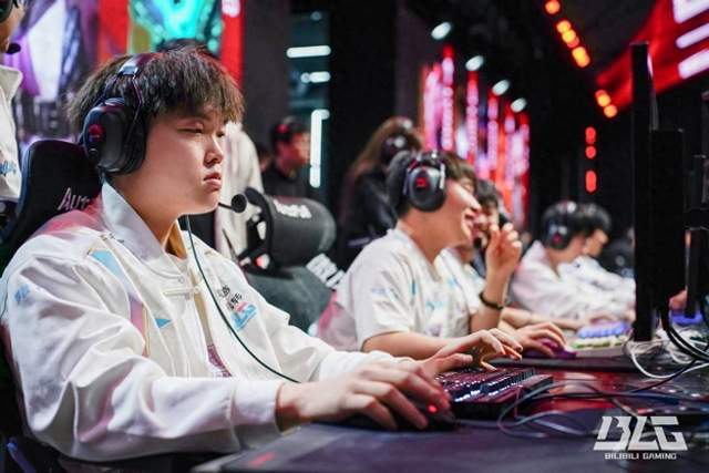 LPL第二赛段巅峰对决：BLG与TES谁将称王？