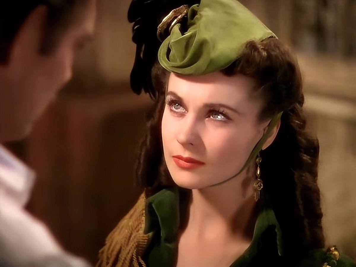 猫系美人费雯丽10张私人相册,穿搭又美又飒,本人比荧幕上更漂亮