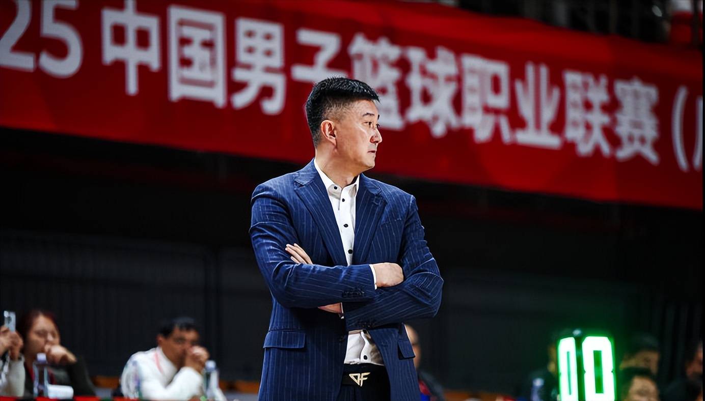 杜锋还有调整的空间！趁早启用黄荣奇，以及激活小外援伯克