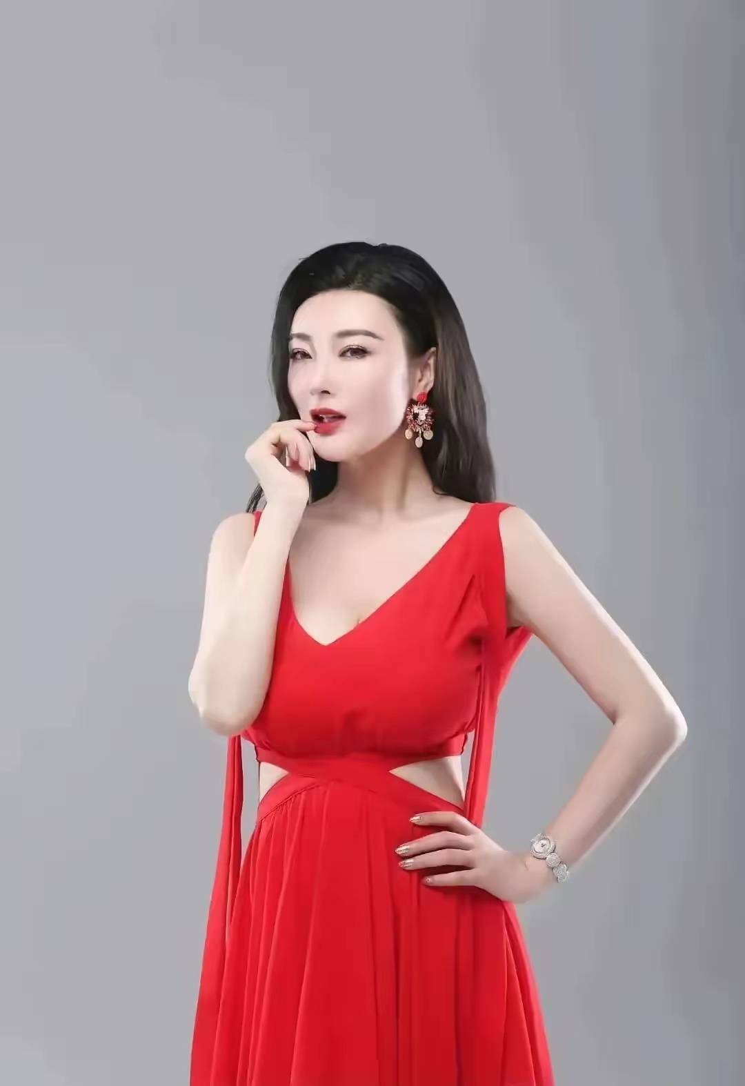 王李丹妮:从《一路向西》出发,解锁性感女星的多元魅力