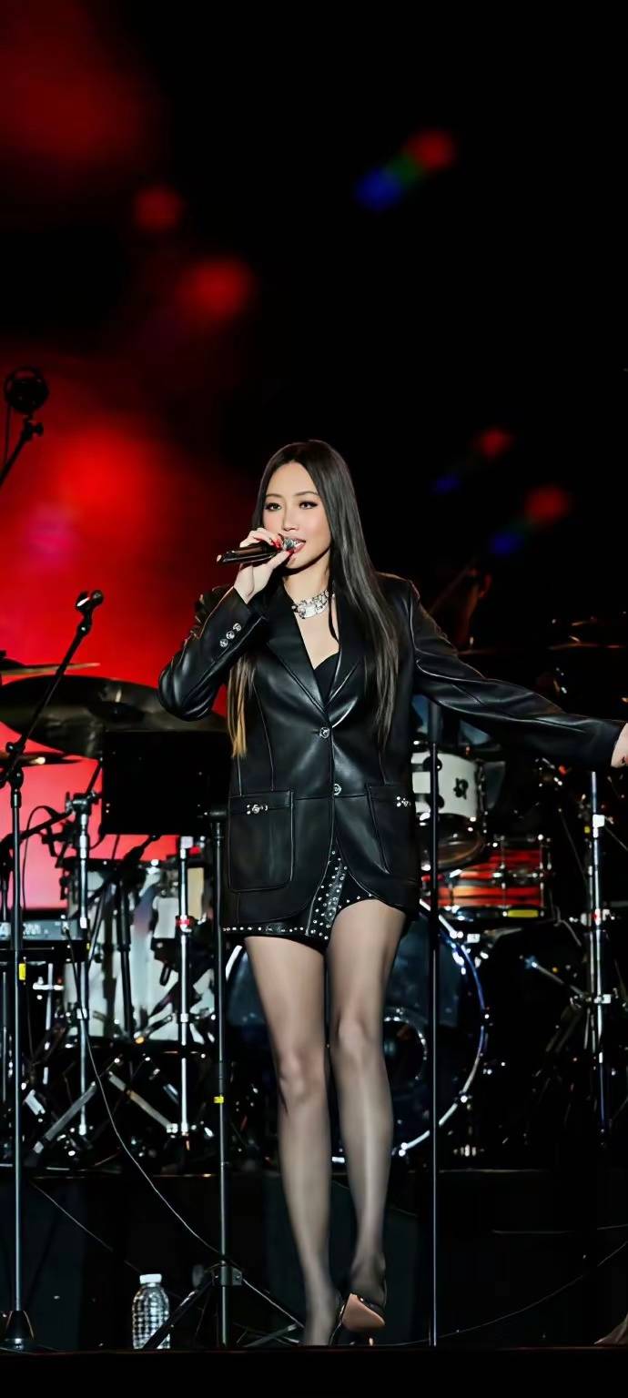 黄丽玲演唱会黑丝美腿炸场!这状态谁能不爱?