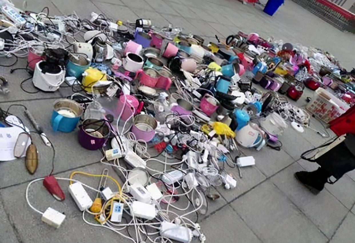 大学女生宿舍"违禁品"走红,种类稀奇古怪,辅导员:真"会玩"