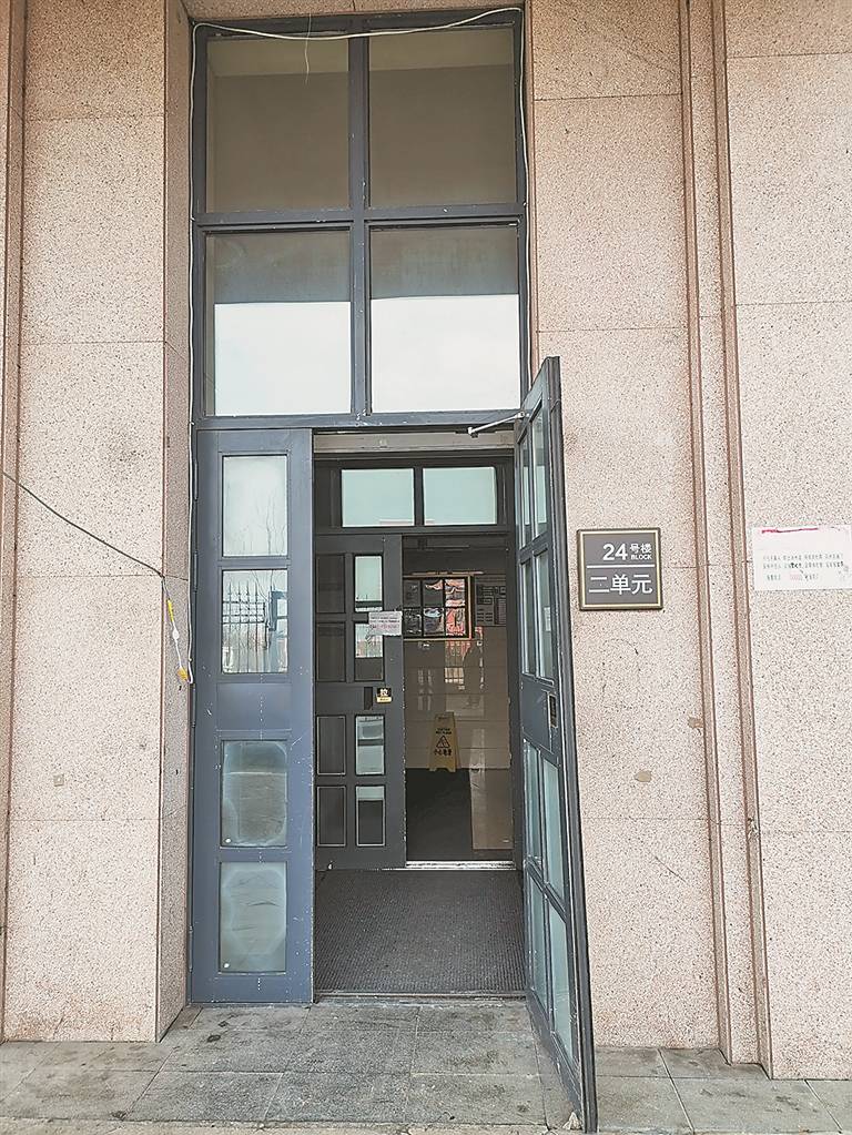 哈尔滨市香坊区永泰城小区业主:"单元门大敞四开,车辆随意出入地库"
