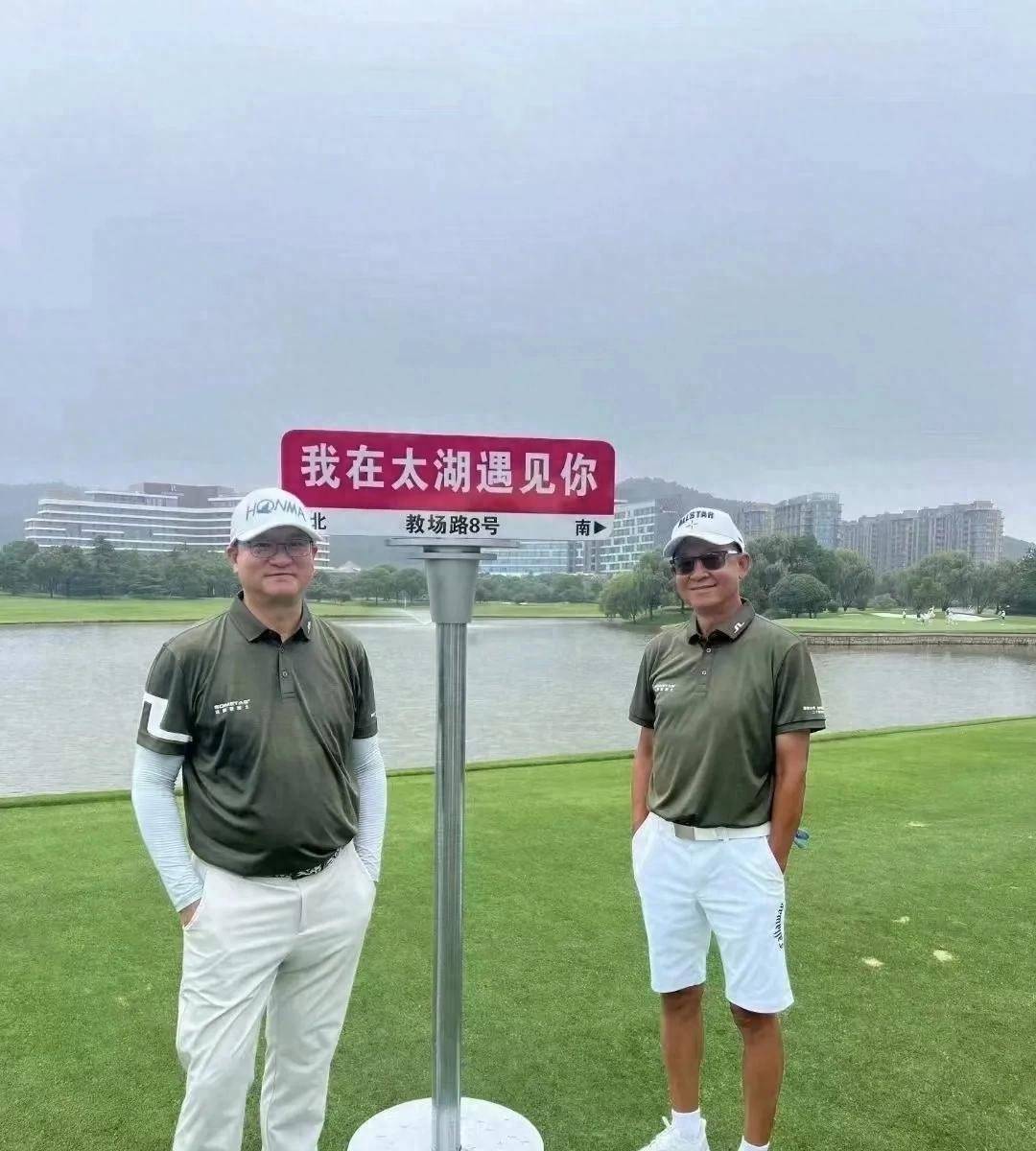 59岁王志文上海高尔夫球场现身，展现“人生赢家”的优雅生活