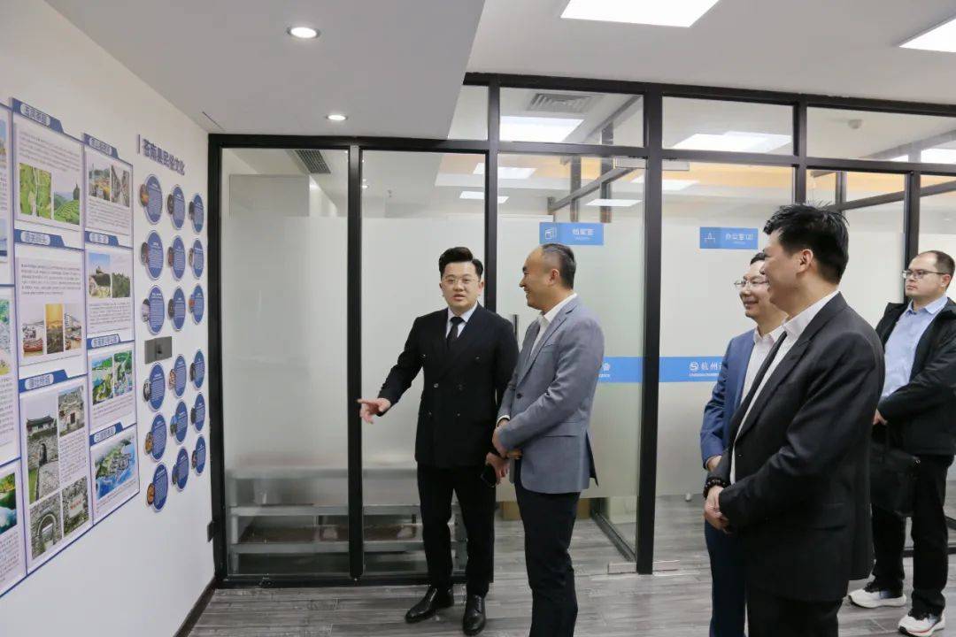 上午11时,苍南县政府考察团在县委副书记,县长曾仁海的带领下,率先