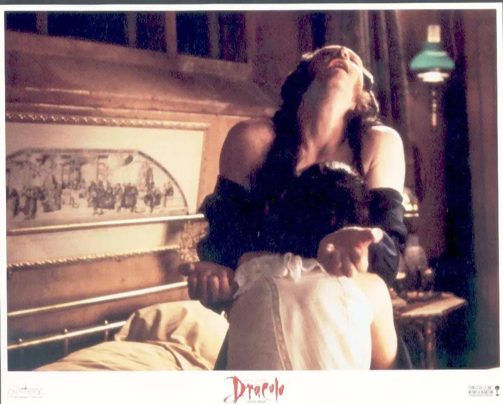 从圣战英雄到暗夜吸血鬼,大尺度影片《惊情四百年》,如何演绎跨越时空