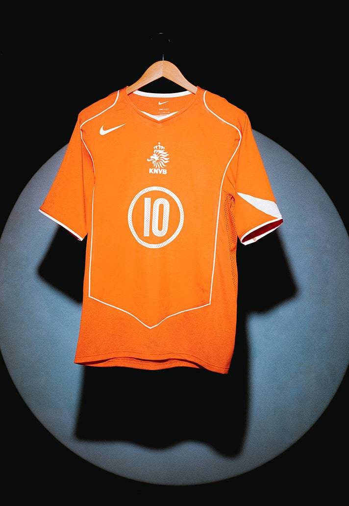 耐克复刻荷兰2004年国家队球衣,重现t90时代