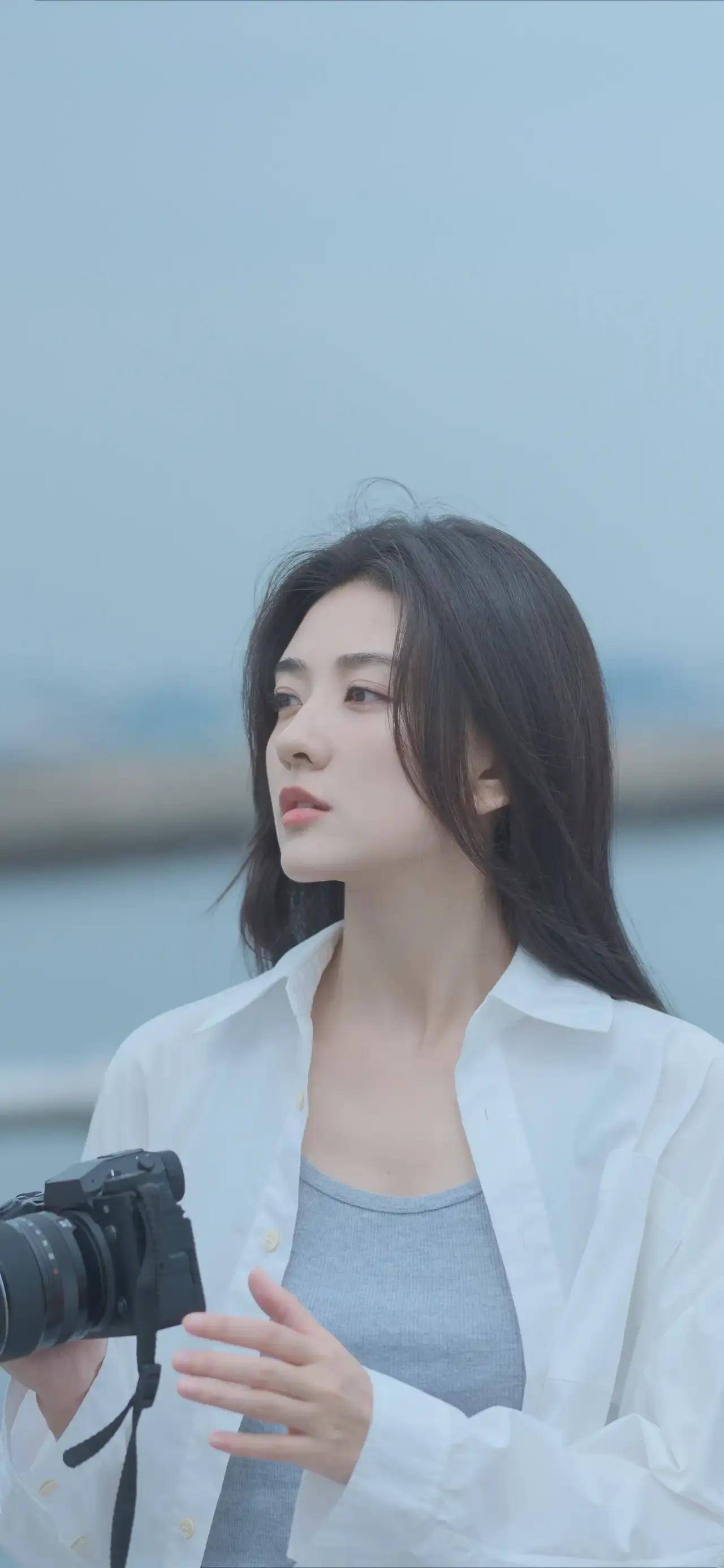 梁洁之韵:温婉长相绘月色,甜美的笑容绽花影,娱乐圈的诗意篇章