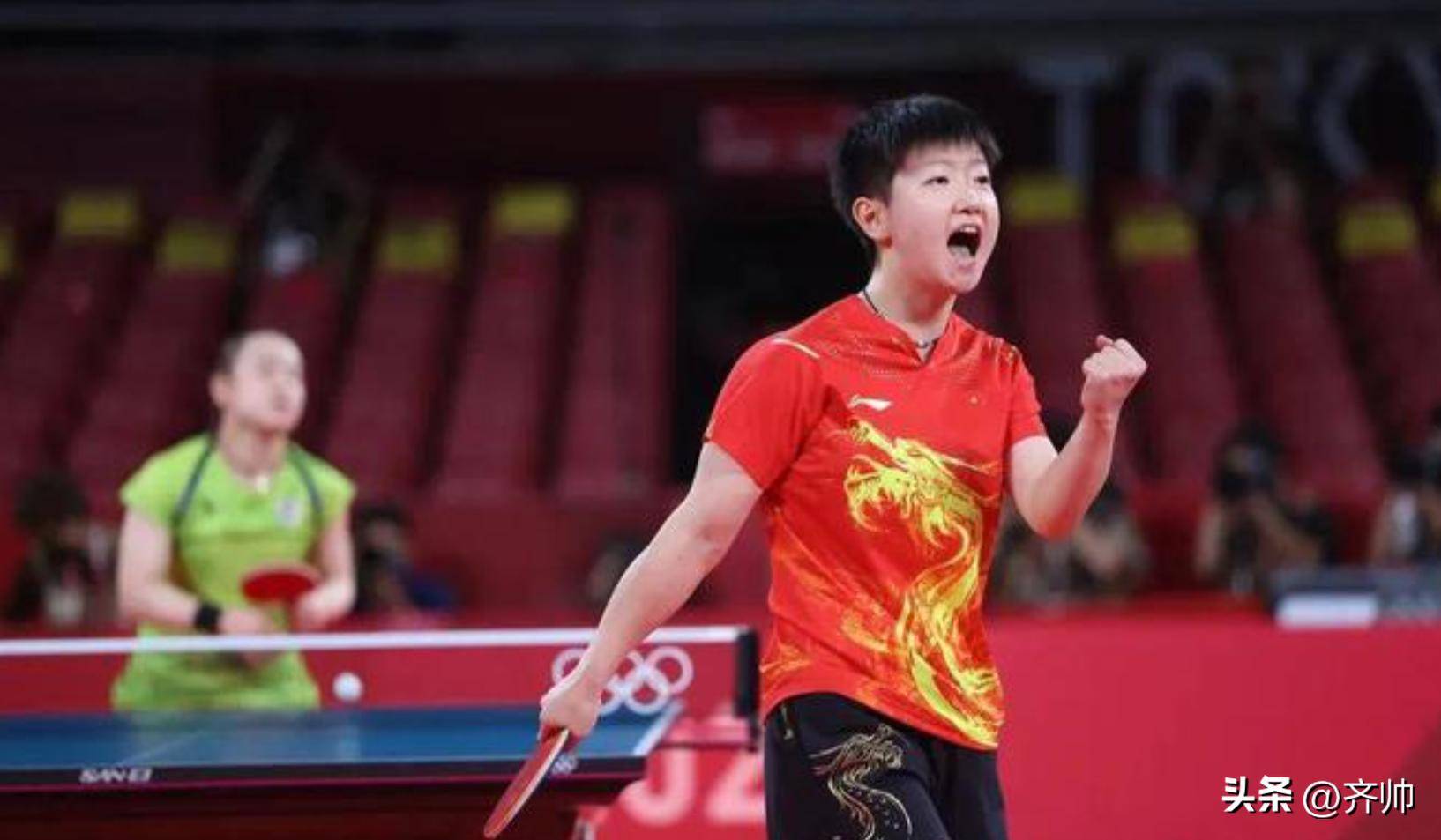 孙颖莎和伊藤美诚合影:莎莎笑的很开心!她们是对手,也是好朋友